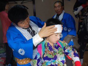 小志貴神社の牡丹獅子舞、軍配持ち役。化粧をして鮮やかな着物を纏います。2010/10/17