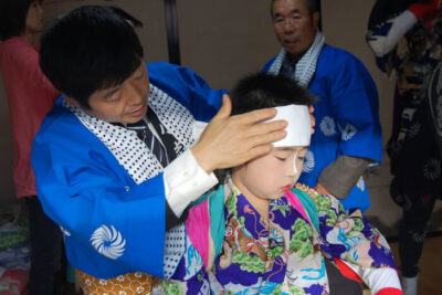 小志貴神社の牡丹獅子舞、軍配持ち役。化粧をして鮮やかな着物を纏います。2010/10/17